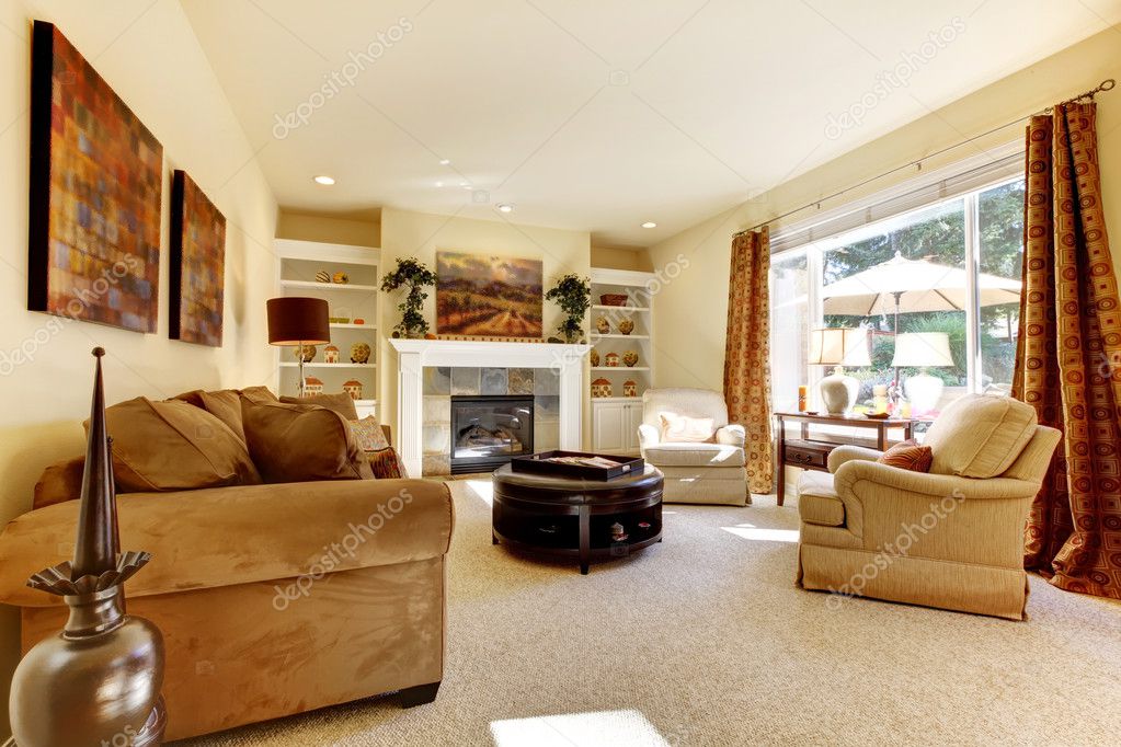 Wohnzimmer mit Kamin, Sofas, Kunst und große Fenster — Stockfoto ... Wohnzimmer mit Kamin, Sofas, Kunst und große Fenster — Stockfoto ...