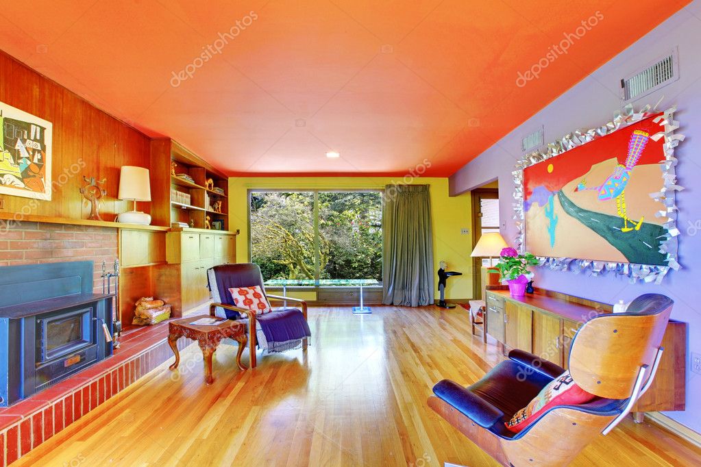 Helder met paarse muur woonkamer — stockfoto © iriana88w #7591498 Retro living rooms woonkamer