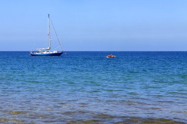 yelkenli tekne tropikal okyanus kıyısından maui, hawaii