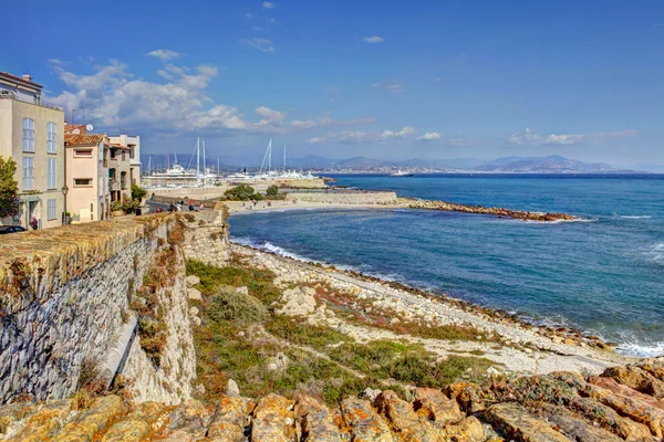 Antibes, Frankrijk weg in de buurt van de waterkant-in de buurt van picasso museum — Stockfoto