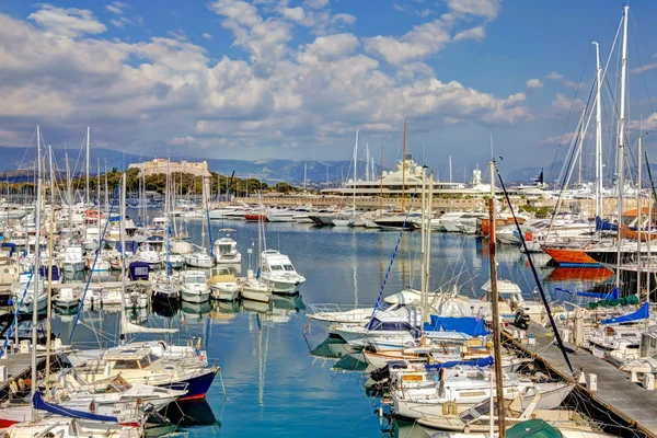 Antibes, port z luksusowych łodzi i jachtów — Zdjęcie stockowe