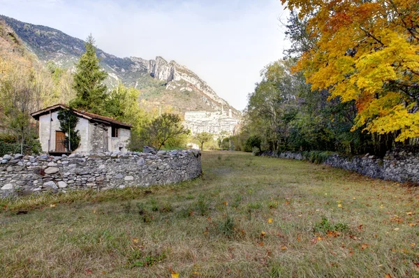 Tende, Francja. wsi w górach. widok z doliny poniżej. — Zdjęcie stockowe