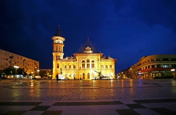 Câmara Municipal de Buzau à noite, România.O Palácio Comunal na Praça da Dácia — Fotografia de Stock