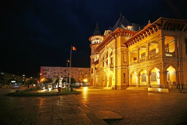 Ayuntamiento de Buzau por la noche, Rumania.El Palacio Comunal en la Plaza de Dacia — Foto de Stock