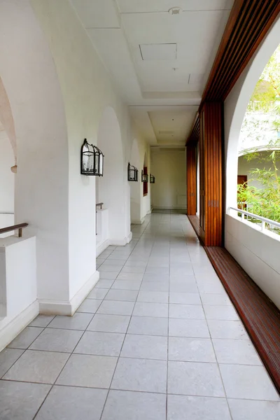 Biały korytarz tropikalnych w fairmont hotel, maui — Zdjęcie stockowe