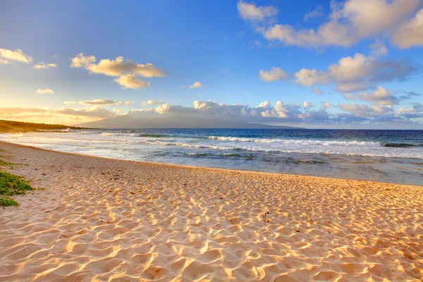 Praia tropical de Oneloa em Maui, Havaí — Fotografia de Stock