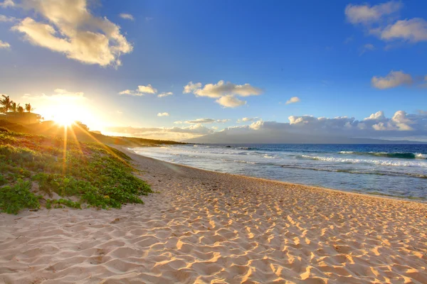 Pôr-do-sol tropical na praia de Oneloa, Maui, Havaí — Fotografia de Stock