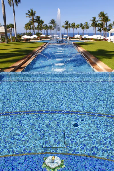 Belangrijkste zwembad steegje in grand wailea resort, maui. Hawaii. — Stockfoto