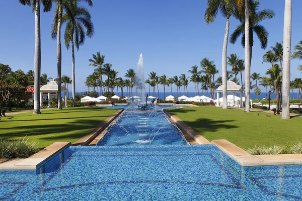 Belangrijkste zwembad steegje in grand wailea resort, maui. Hawaii. — Stockfoto