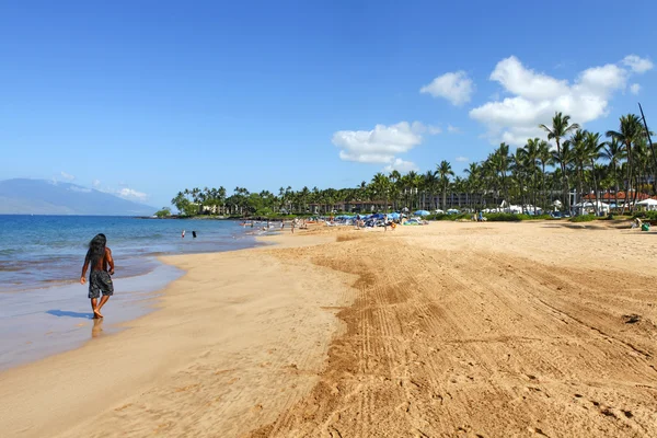 Bijna lege strand tijdens de late ochtend in de buurt van grand wailea resort, maui. — Stockfoto