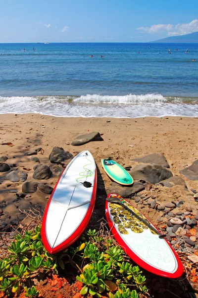 Surfing board resting on the beach — Stock Photo, Image