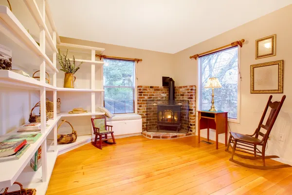 Obývací pokoj v roztomilé země zahradním domku s ohněm, kamna — Stock fotografie