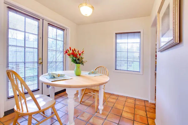 Sala da pranzo bianca con porta finestra e piastrelle di ceramica arancione — Foto Stock