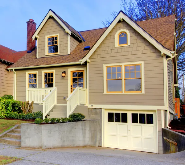 Kleines neues nettes braunes Haus mit orangefarbenen Türen und Fenstern. — Stockfoto