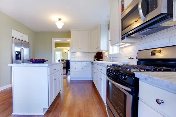 Cozinha branca e verde com design de luxo e piso de carvalho . — Fotografia de Stock