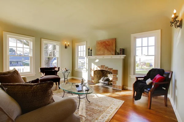 Bela sala de estar com lareira antiga e tom natural — Fotografia de Stock
