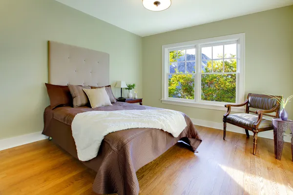 Quarto verde fresco com cama castanha moderna — Fotografia de Stock