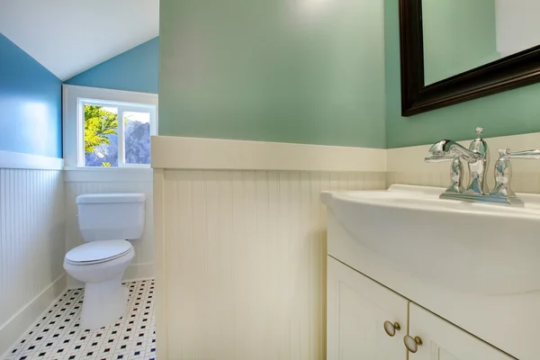 Luxe vert frais et blanc salle de bain moderne — Photo