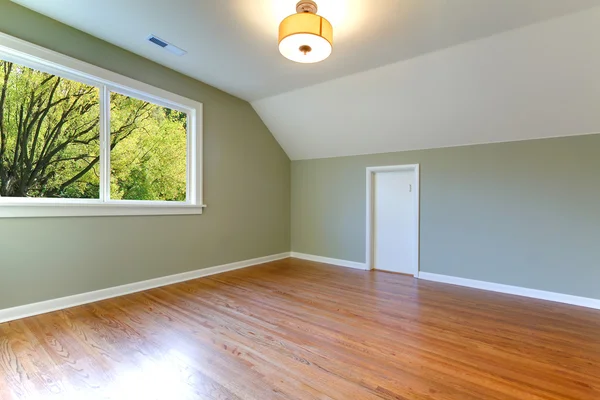 Camera verde fresca e vuota con vista sugli alberi e sul pavimento in rovere . — Foto Stock