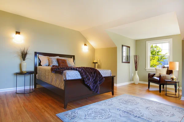 Hijau segar kamar tidur besar dengan tempat tidur coklat modern — Stok Foto