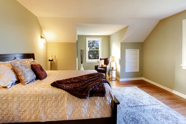 Свежая зеленая спальня с современной коричневой кроватью — стоковое фото