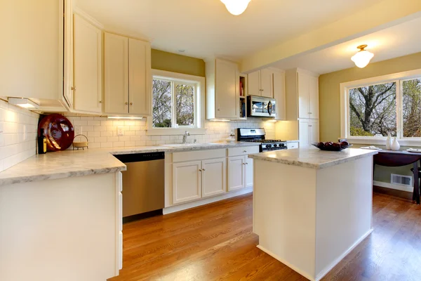 Cozinha branca e verde com design de luxo e bancada de mármore . — Fotografia de Stock