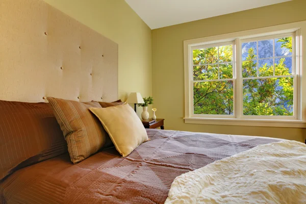 Φρέσκο πράσινο υπνοδωμάτιο με μοντέρνα καφέ κρεβάτι — Φωτογραφία Αρχείου