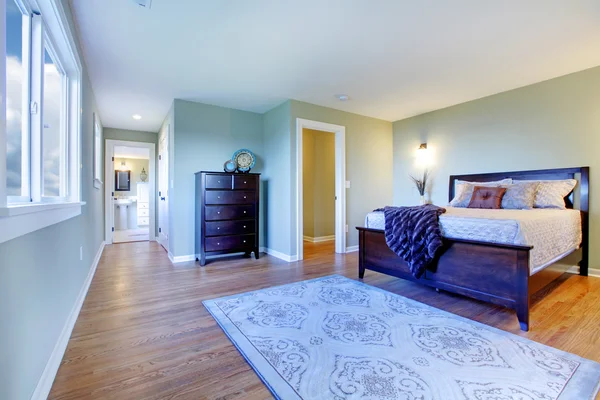 Frisches grünes Schlafzimmer mit modernem braunem Bett — Stockfoto