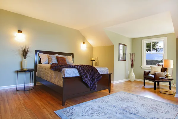 Kamar tidur hijau segar dengan tempat tidur coklat modern — Stok Foto