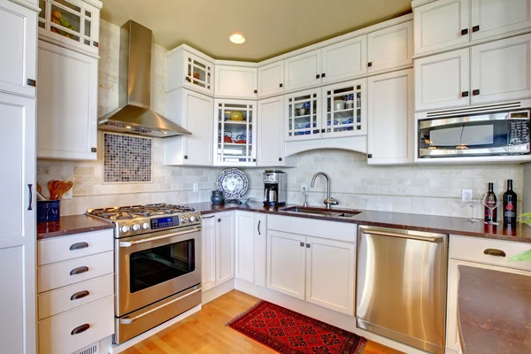 Nueva cocina blanca de lujo con electrodomésticos modernos . —  Fotos de Stock