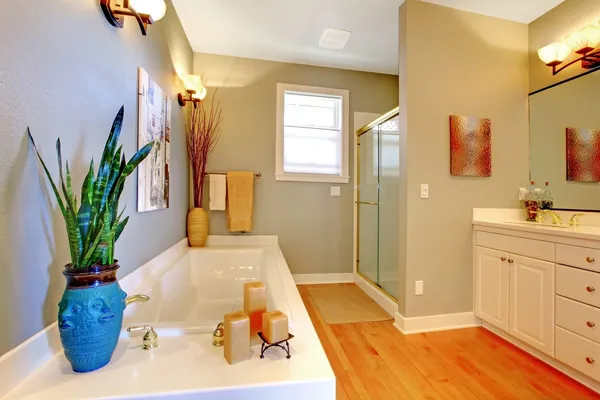 Gran cuarto de baño nuevo remodelado con paredes verdes y bañera . —  Fotos de Stock
