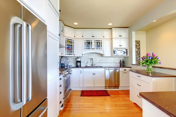 Luxo branco moderno novo interior da cozinha . — Fotografia de Stock