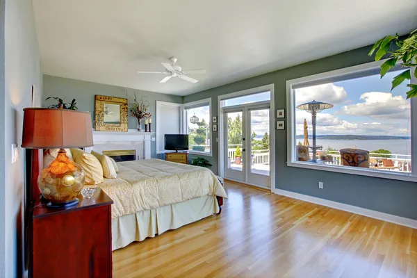 Brillante gran lujo interior dormitorio azul con vista al agua . —  Fotos de Stock