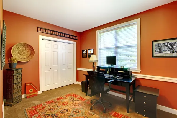 Home office inredning och design med orange tegelväggar. — Stockfoto
