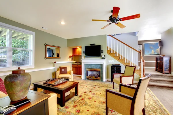 Grön lyx stort vardagsrum med gyllene stolar och matta. — Stockfoto