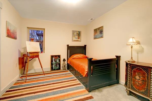 Dormitorio de invitados con pequeña cama negra — Foto de Stock
