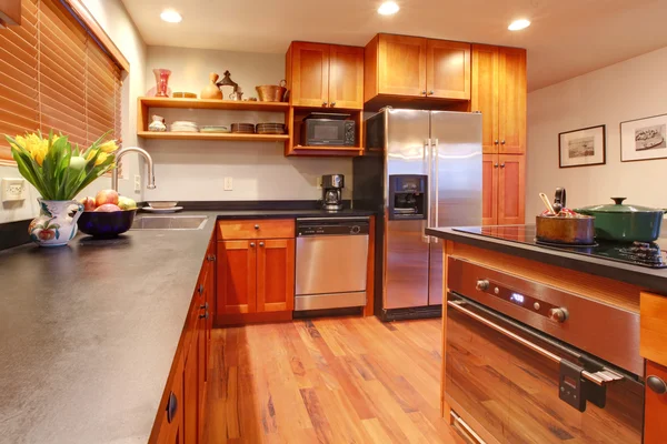 Küche. modernes, neues, reiches Holz. — Stockfoto