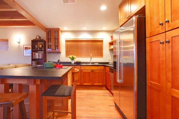 现代豪华厨房与樱桃硬木 — 图库照片