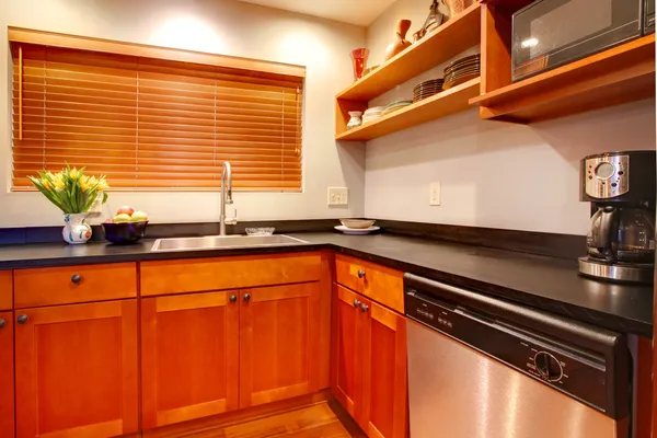 Moderne cherry luxe keuken met zwarte ans vlek stelen. — Stockfoto