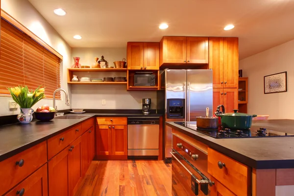 Luxury modern cherry kitchen — Stock Photo, Image