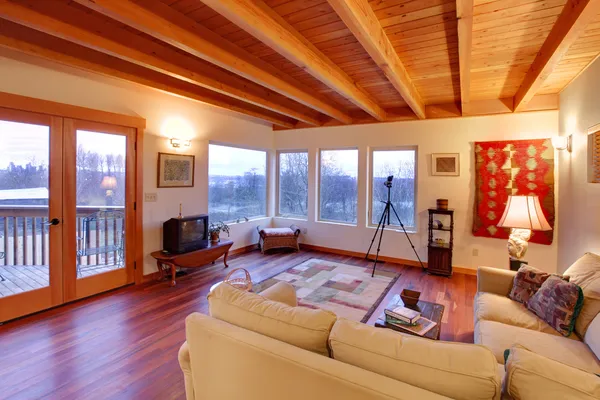 Modernes Luxus-Wohnzimmer mit Holzdecke und großen Fenstern — Stockfoto
