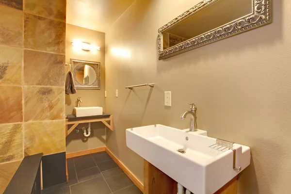 Salle de bain moderne élégante avec de grands lavabos blancs — Photo