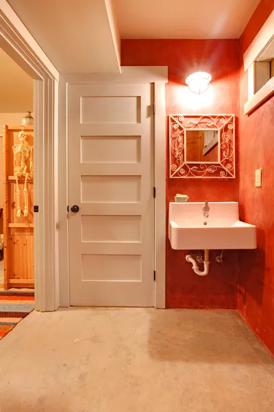 Сучасний художній дизайн ванної кімнати — стокове фото