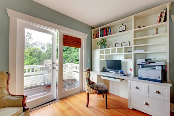 Biuro w domu z białe półki i podłogi z drewna — Zdjęcie stockowe