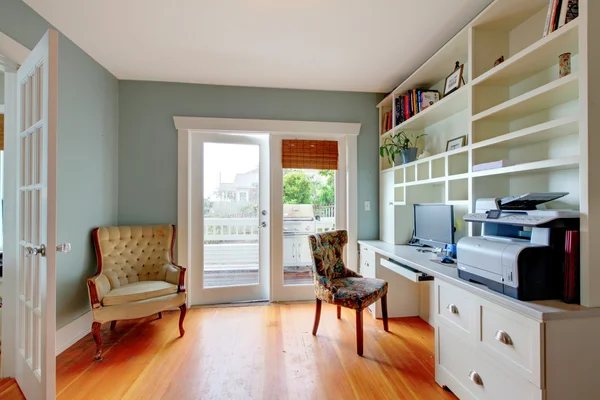 Biuro w domu z białe półki i podłogi z drewna — Zdjęcie stockowe