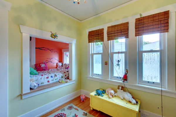 Çocuklar bebek kız yatak odası — Stok fotoğraf