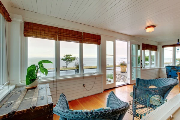 Yağmurda su manzaralı sahil evin oturma odası — Stok fotoğraf