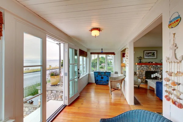 Casa de praia sala de estar com vista para a água na chuva — Fotografia de Stock