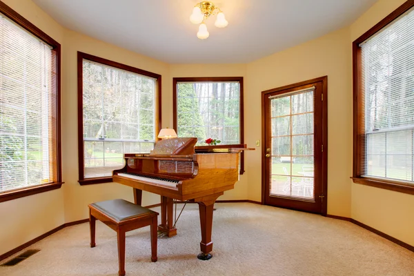 Gula rummet med piano och gula väggar. — Stockfoto