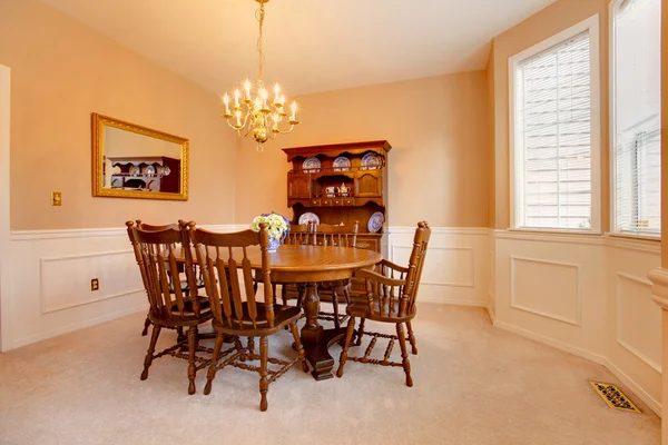 Élégante salle à manger avec table et chaises en bois . — Photo